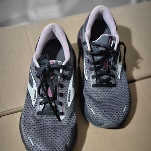 Brooks Women's Gray and Pink Athletic Shoes
